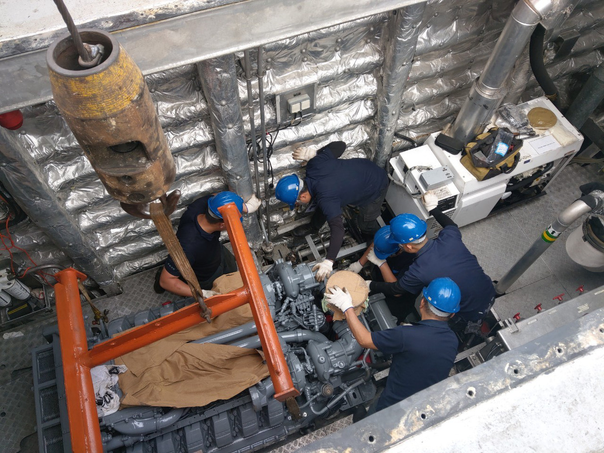 艙內引擎拆卸維修作業