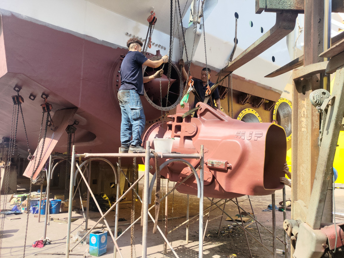 推進器吊裝修復作業